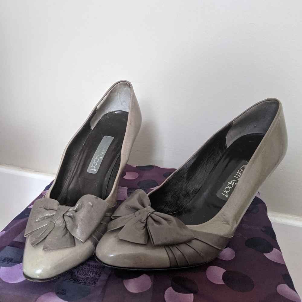 Grey vintage pumps with bow detail,